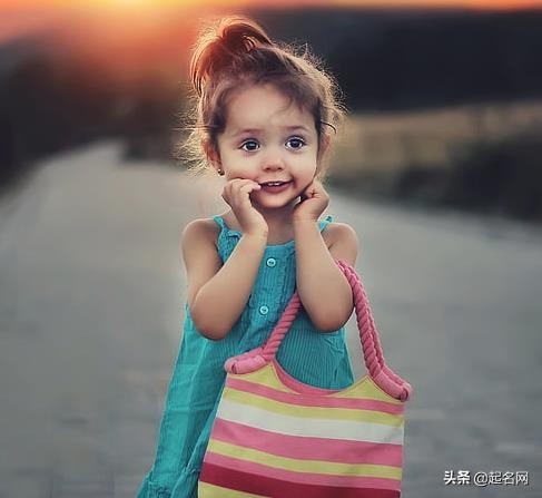 三点水旁加心字怎么读？精选100个带氵部首的优美名字推荐