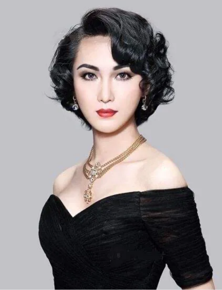 2005年，那个背母上学的男孩刘霆，10年后变性，还在选美比赛获奖