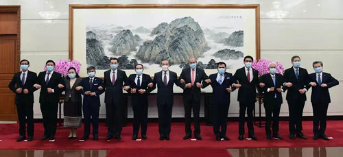 中国国务委员兼外长王毅会见东盟国家驻华使节