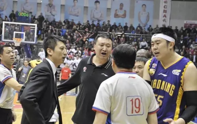 教授打cba为什么打不了(CBA国际级裁判、四川大学教授郑军为什么在CBA赛场上消失了？)