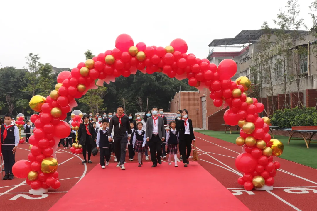 成都市各学校开展“少年先锋队建队日”系列活动