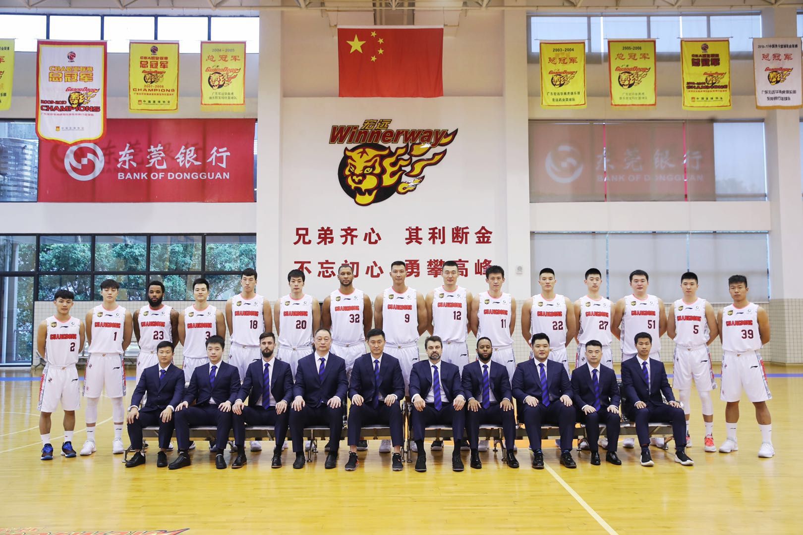 为什么nba球员穿西服(CBA西服故事，杜锋英伦绅士风，朱芳雨礼服疑被C罗复制)