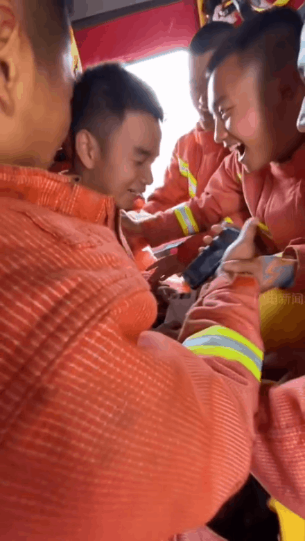 看看！高考成绩出来后，查分现场太真实了