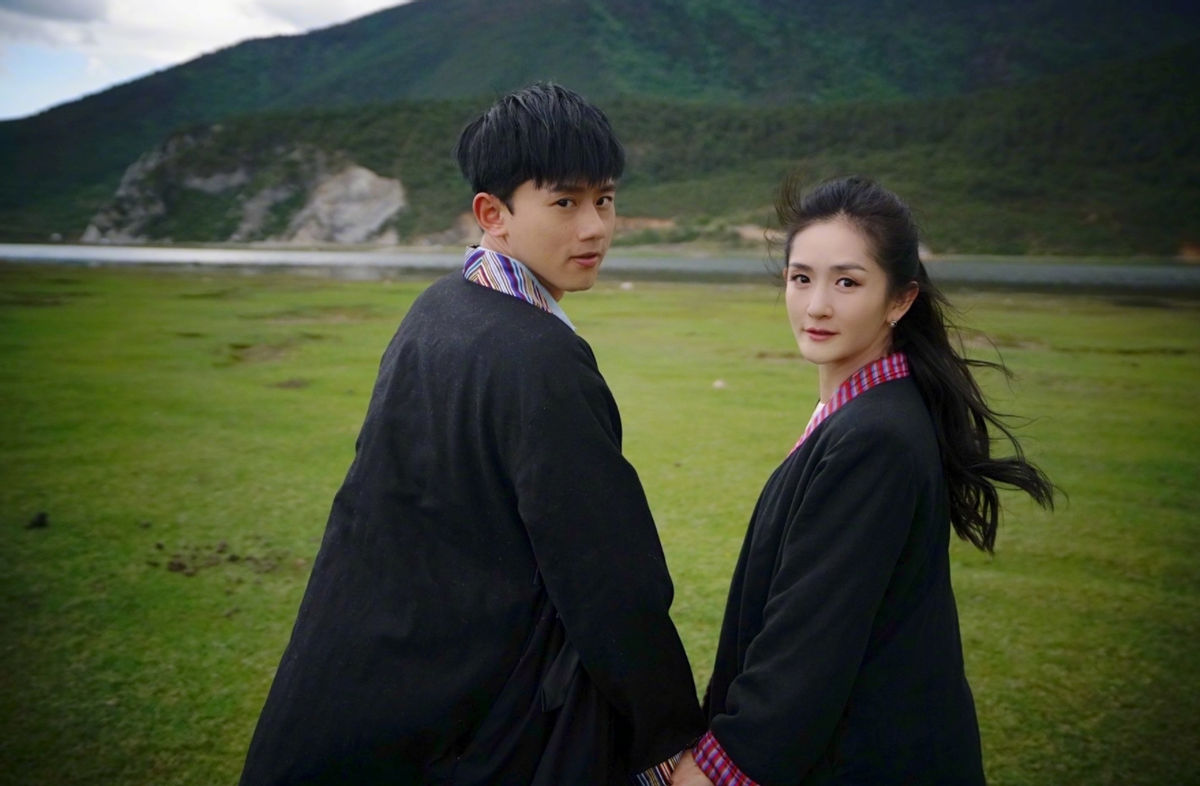 张杰晒合照庆祝结婚十周年!与妻子牵手爱意满满,评论区令人感动