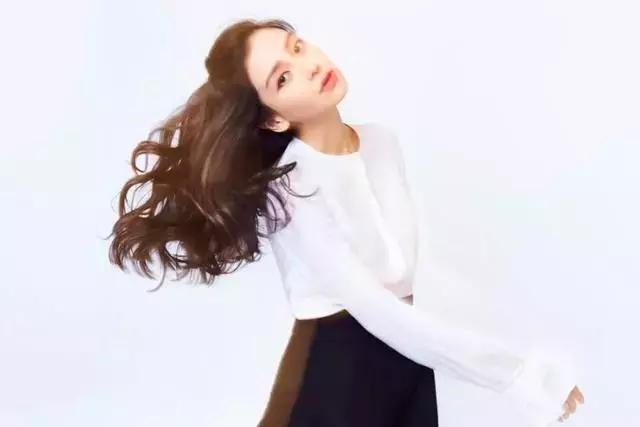拍照不会摆姿势怎么办,好好学学Angelababy这几个经典的拍照姿势