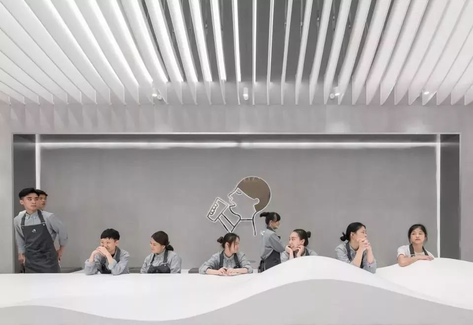 青砖、原木、石材、铝板，喜茶空间如何盘活建筑材料？