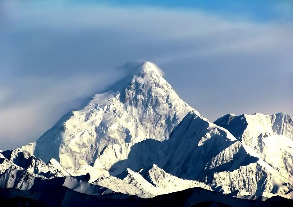 珠穆朗玛峰是世界最高峰，但若从山脚到山顶来算，此山是它3倍高