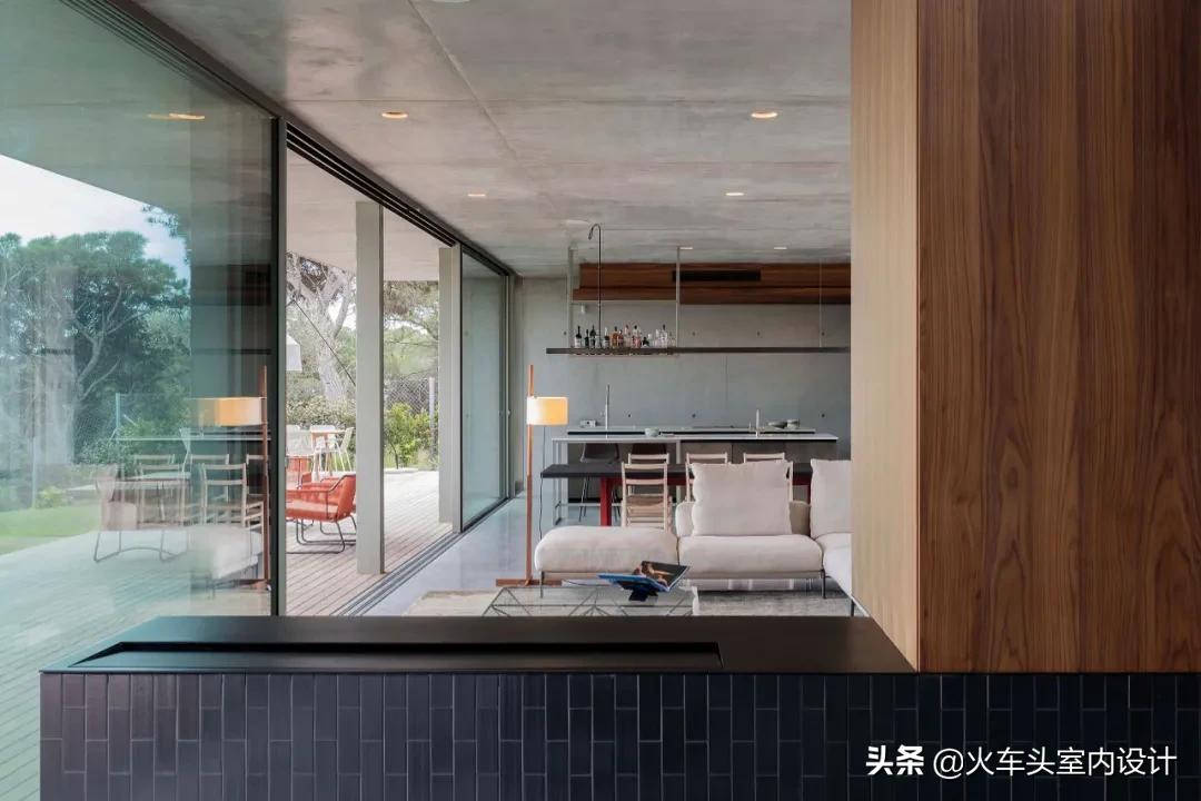 400㎡自然極簡度假屋，粗獷美學營造質樸畫卷
