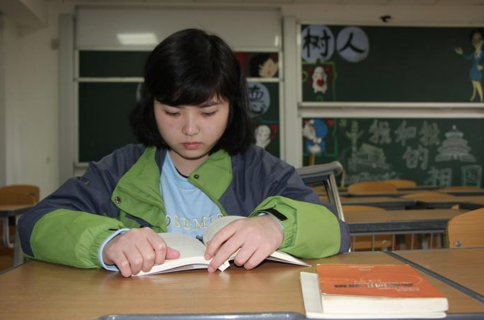 两次骨折两次考上大学 这名拄双拐重症女孩的大学路让人感动