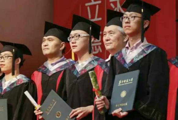 東南大學碩士生吐槽工資低，每月只有4700元，感嘆研究生白讀了