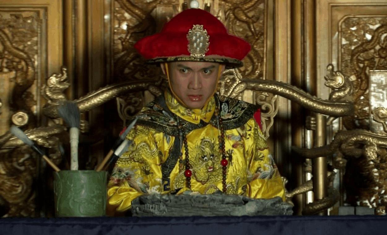 嘉庆年间,有人往皇宫牌匾上射了一支箭,至今没有一个人"敢拔"