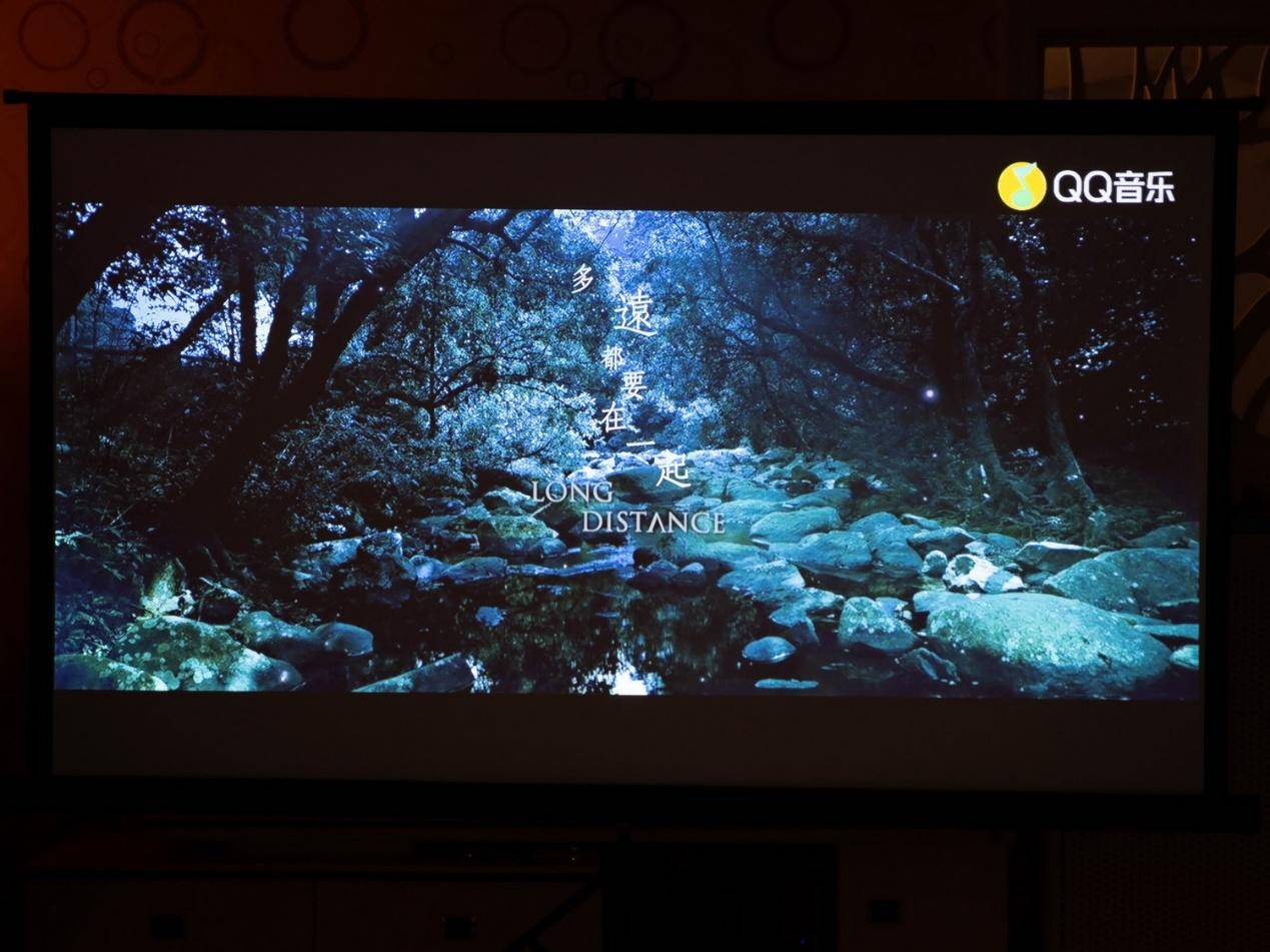 100英寸大屏幕的游戏和观影感受，坚果J10投影仪带你来体验