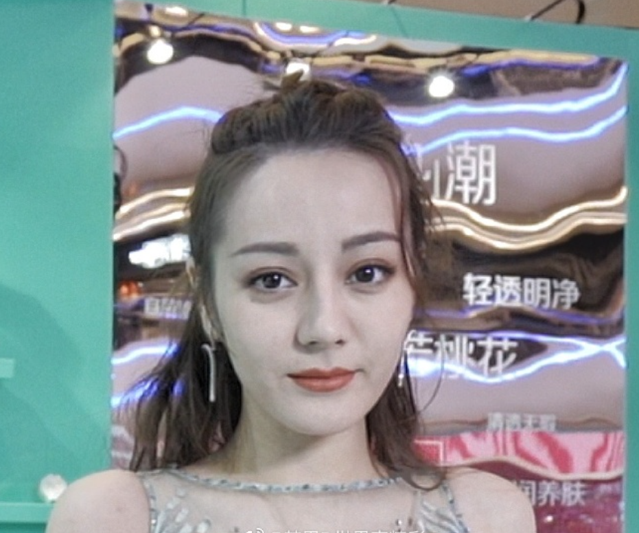 迪丽热巴生图引热议,粉丝斥摄影师恶意P图,对方怒曝原图视频