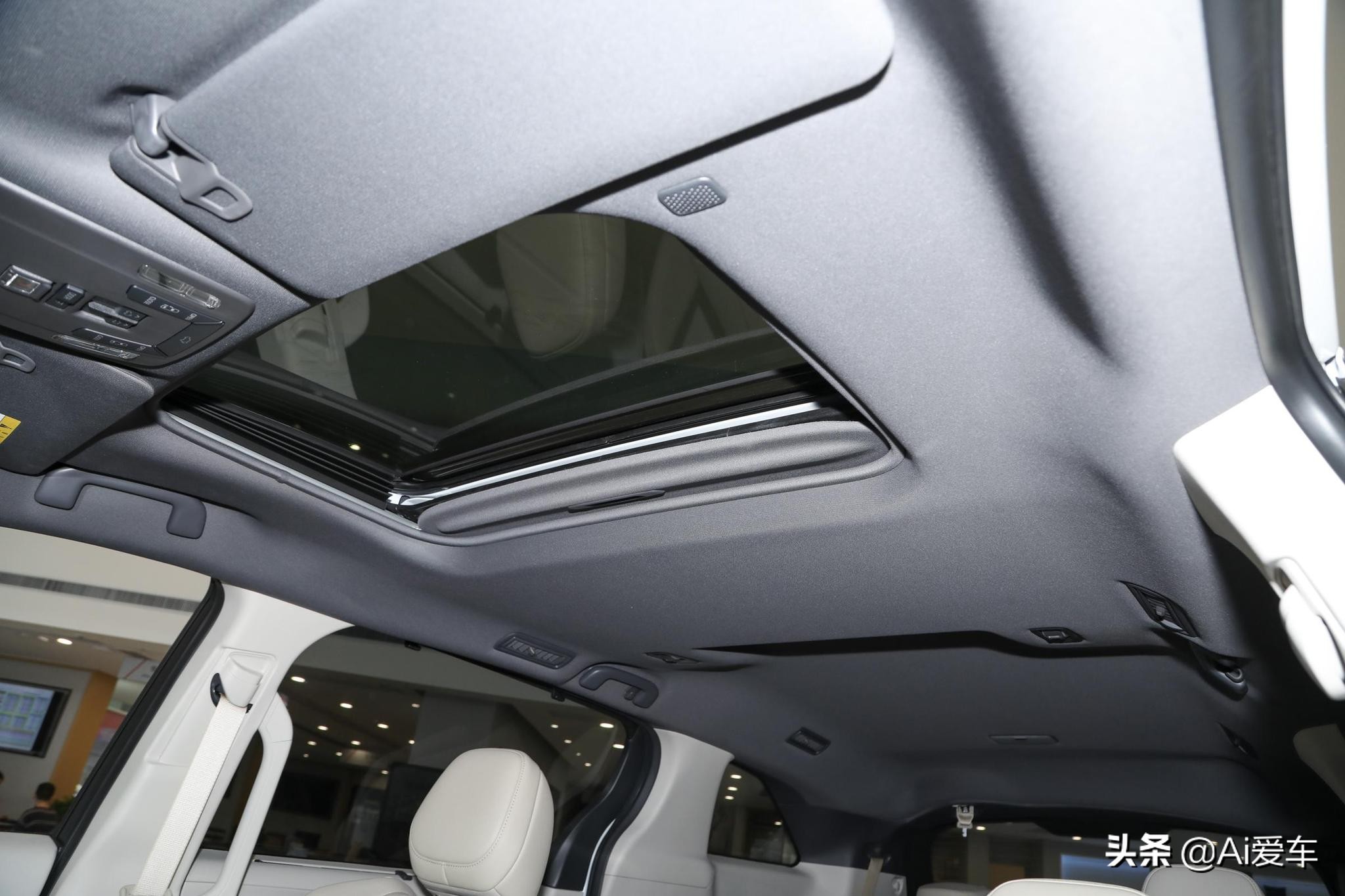 5.3L油耗合资大7座家用MPV，车长超5米1带双电滑门，实拍丰田赛那