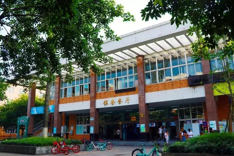 成都超“火”高校：占地2890亩，坐拥4大网红食堂，获人民日报关注！