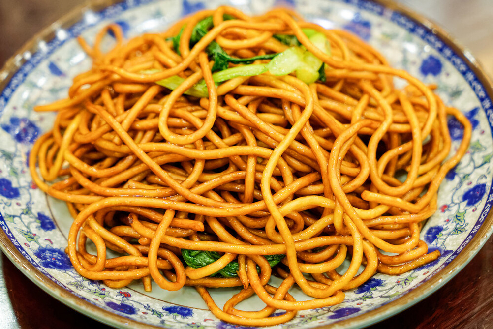 家常炒面，掌握2个技巧，爽滑劲道，好吃不粘连，用挂面做也好吃