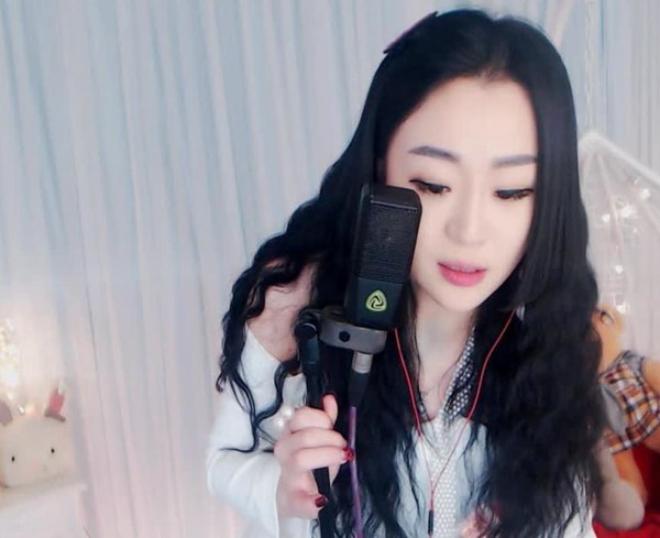 当然,苏谭谭现在也有一个很大的问题:在翻唱别人歌曲