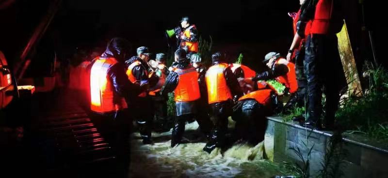 突降暴雨灾如海，人间处处有温情