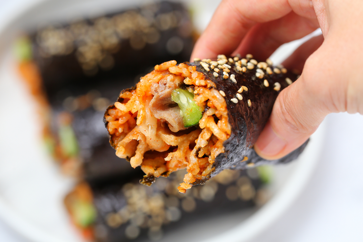 香喷喷的肥牛饭卷，不用竹帘直接上手卷，孩子一口气吃了好几根