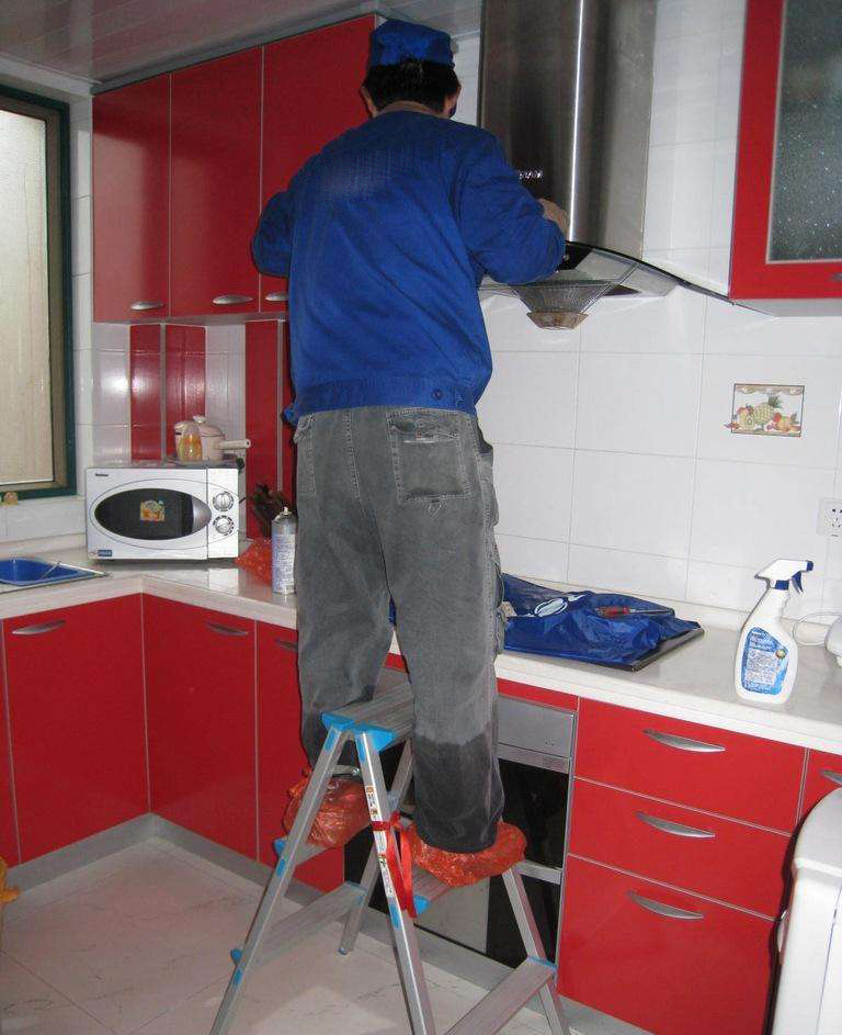 油烟机一开不停抖动怎么办？维修师傅：不用收费就能搞定！超简单