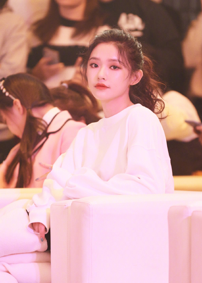 23岁林允现在太成熟了！镜头怼脸很自信，最吸睛的还是“蛋白肌”