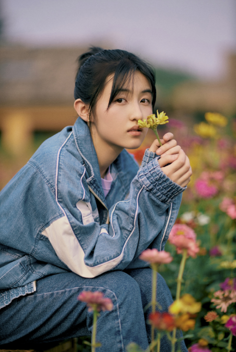 张子枫被曝没有高中毕业证，高考成绩疑不到400，学霸人设引质疑