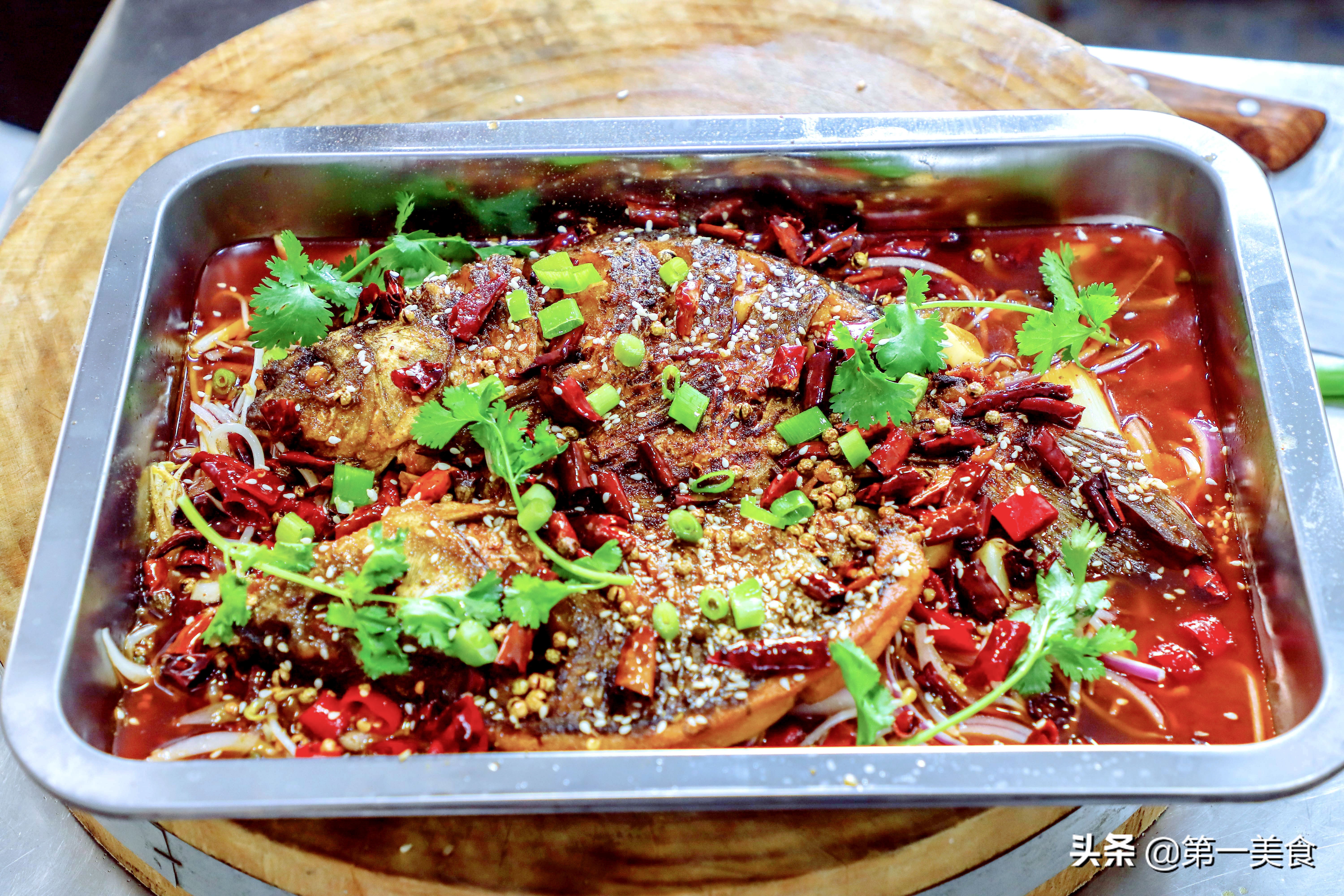 今天为大家分享一道家常烤鱼的做法,烤鱼是指鱼类经过烤制之后然后