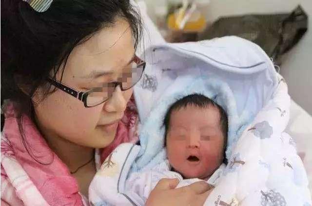 爸爸姓左，妈妈姓右，娃出生后婆婆给娃起的名字，令全家人称赞