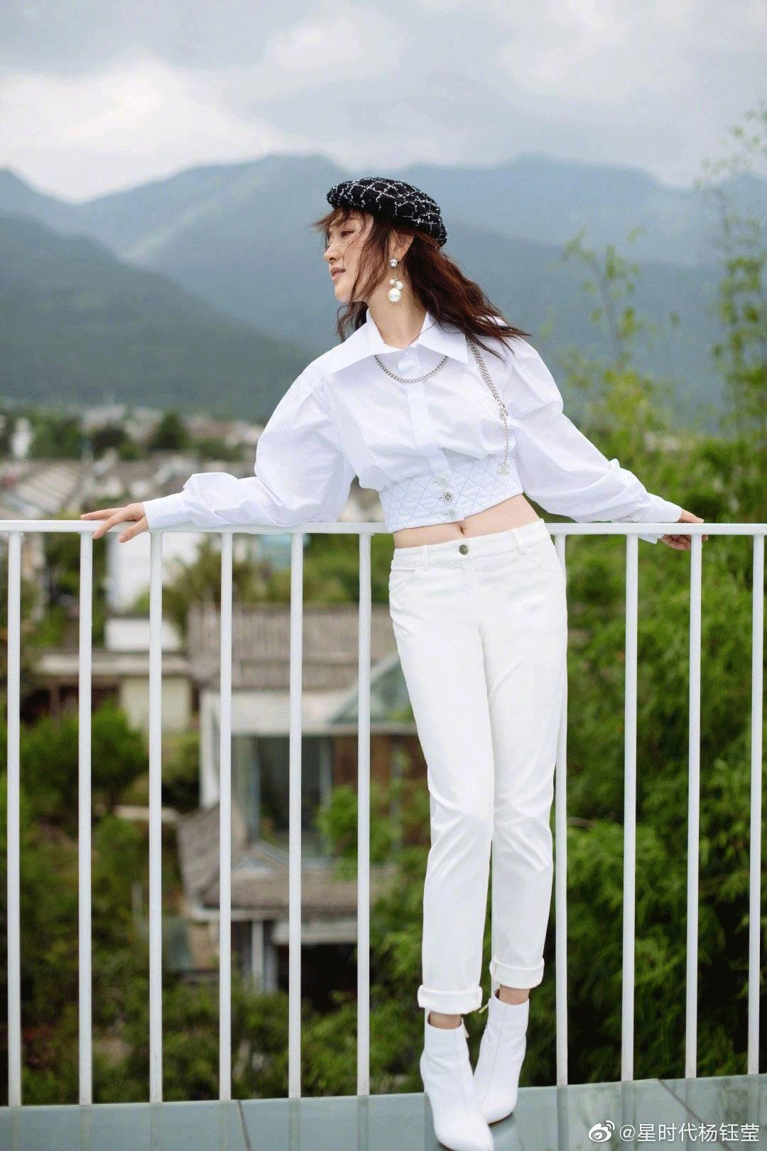 杨钰莹商演,低调友善被赞!隐退10年复出，年龄成谜!气场秒赢网红