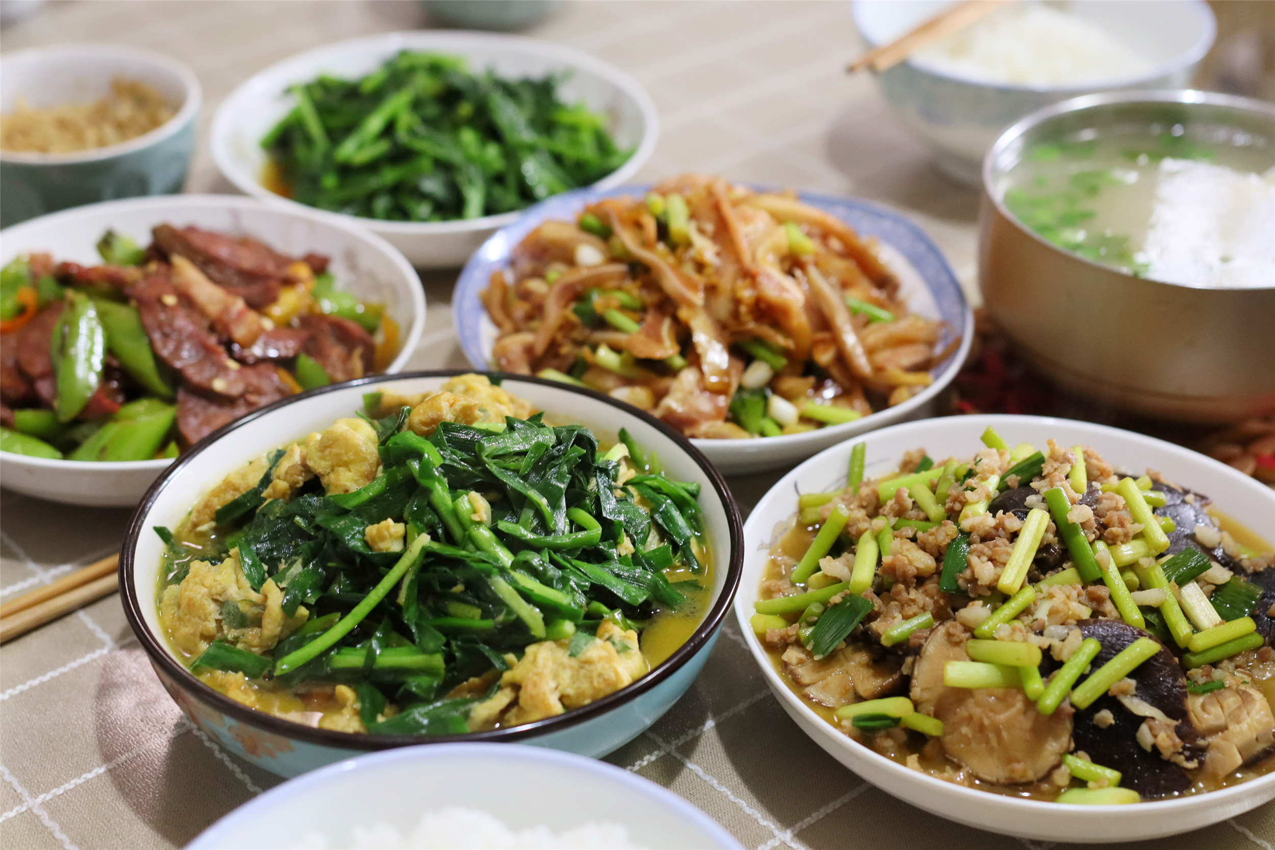 河南一家6口的午餐,不精致但好吃,这才是中原人过日子的饭菜