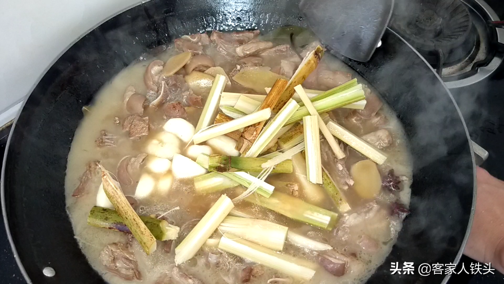 天冷，给家人做一锅特色羊肉，好吃又暖身，配料做法都简单，真香