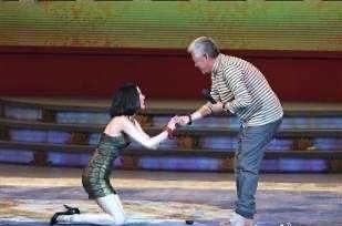 2005年黄圣依与周星驰打官司，杨子甩出600万帮助，最后大获全胜