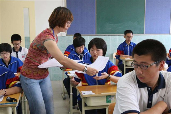 中小学生迎来一个好消息，教室内将全面安装监控，家长终于等到了