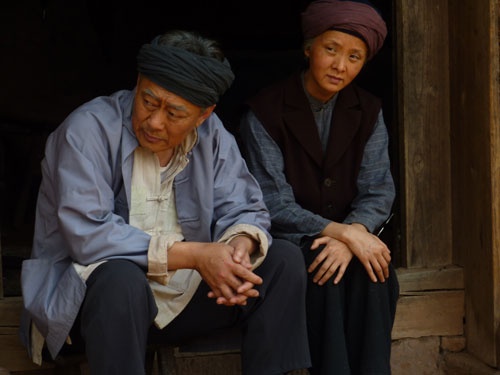 爱情天梯:寡妇被抢上山,男人将其带入深山隐居,手凿1万米天梯