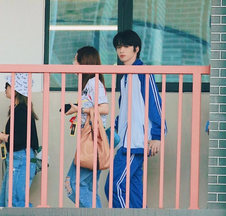 刘耀文上《萌探》，校服一穿成校园剧男主，与小宋同框美颜暴击