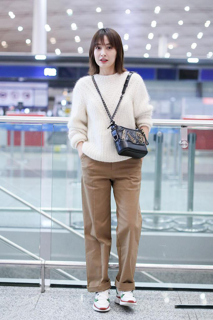 吴昕最近衣品不错啊，穿毛衣配直筒裤显瘦又气质，美成了邻家女孩
