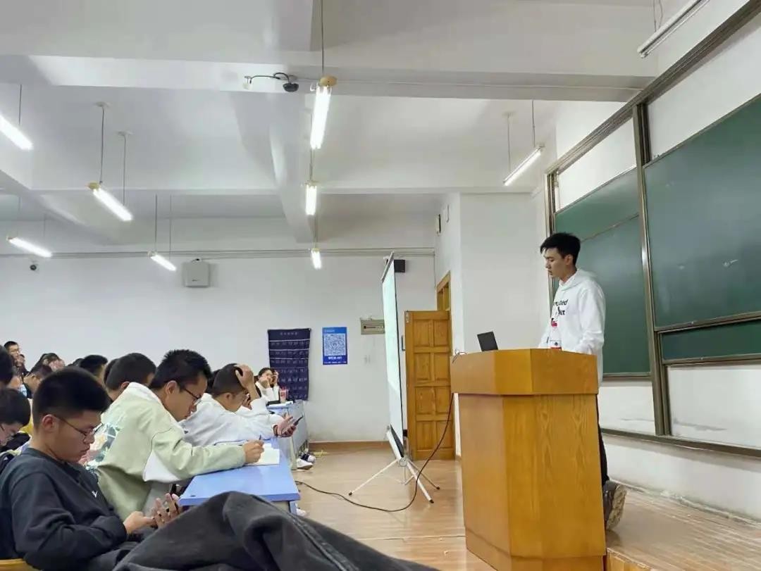 3年专业第一，45门课近“满分”！东北“男神”4次破格保研，颜值超高！