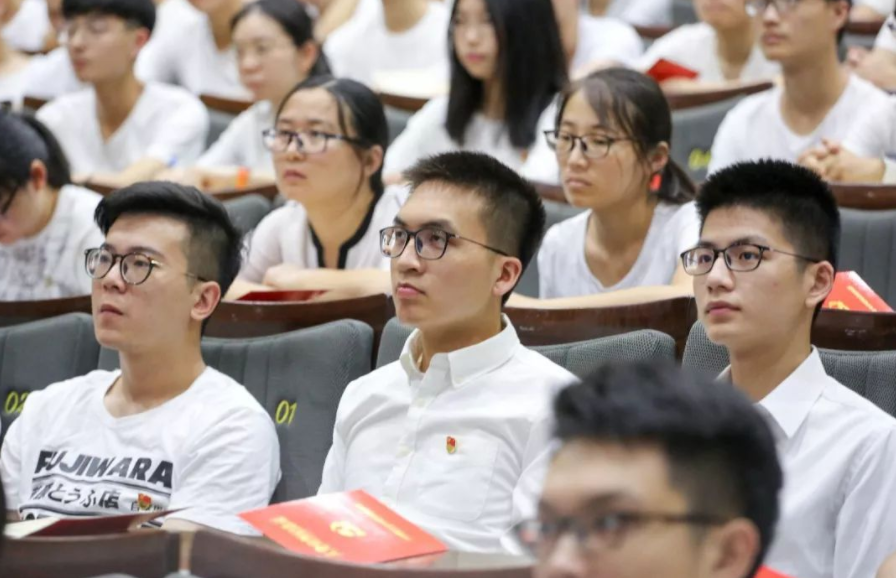 大学期间入党优势显而易见，弊端却鲜少有人知道，想好再做决定