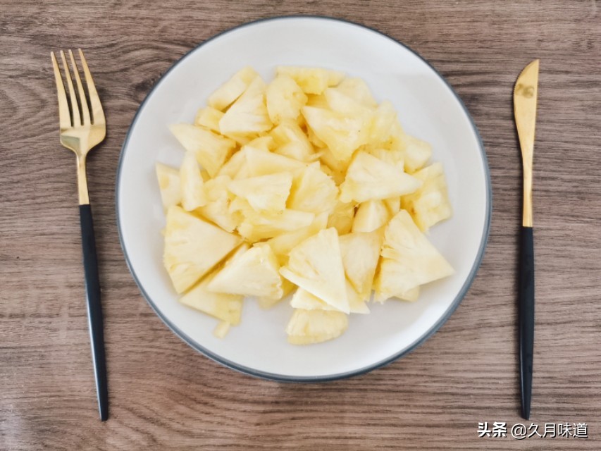 想吃菠萝不会切，教你简单一招，在家也能切出完整不破烂的菠萝块