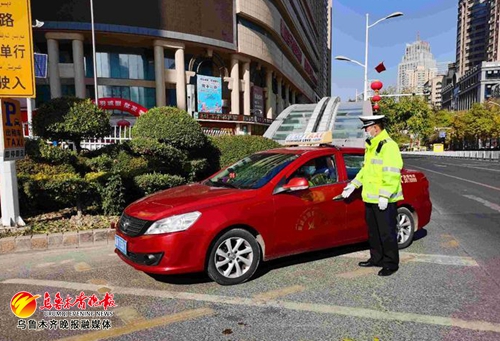 四路段禁停，一路口可临停——乌鲁木齐交警展开新华北路清障行动