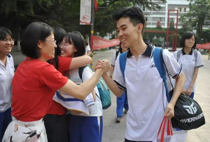 家长花10万补课费，学生高考成绩688分，为什么被人嘲笑？