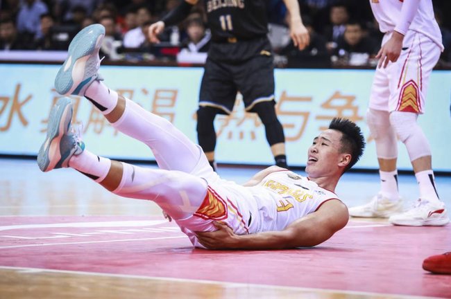 cba球员贺希宁是哪里人(贺希宁3年从学生打到CBA，被林书豪钦点MVP，在深圳迎春天)