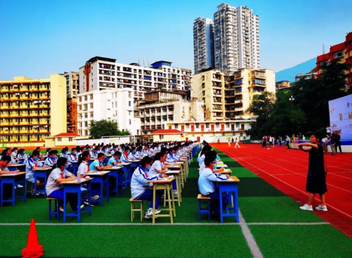 四川这所“县级”高中火了，14人被清北录取，学生很要强