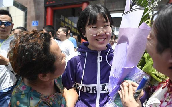 “高考陪考”引众人热议，众多家长左右为难，聪明的家长这样做