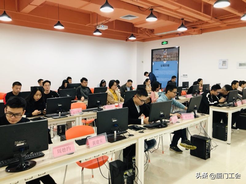 厦门市总工会向首批10家职工学堂授牌