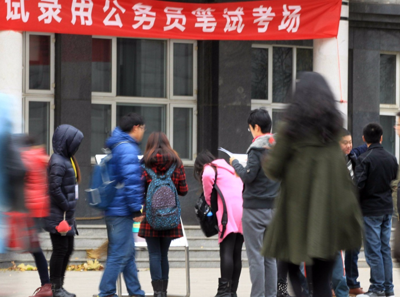 公务员迎来新变化，报考年龄或突破35岁门槛？往届生的机会来了？