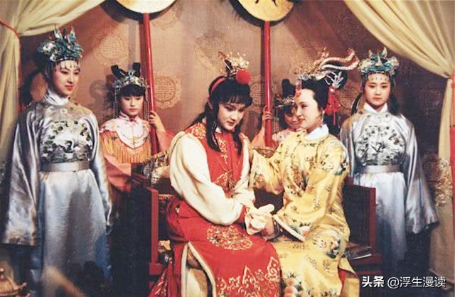 宝玉写应制诗时，黛玉和宝钗都帮了他，作者这么写有何深意？