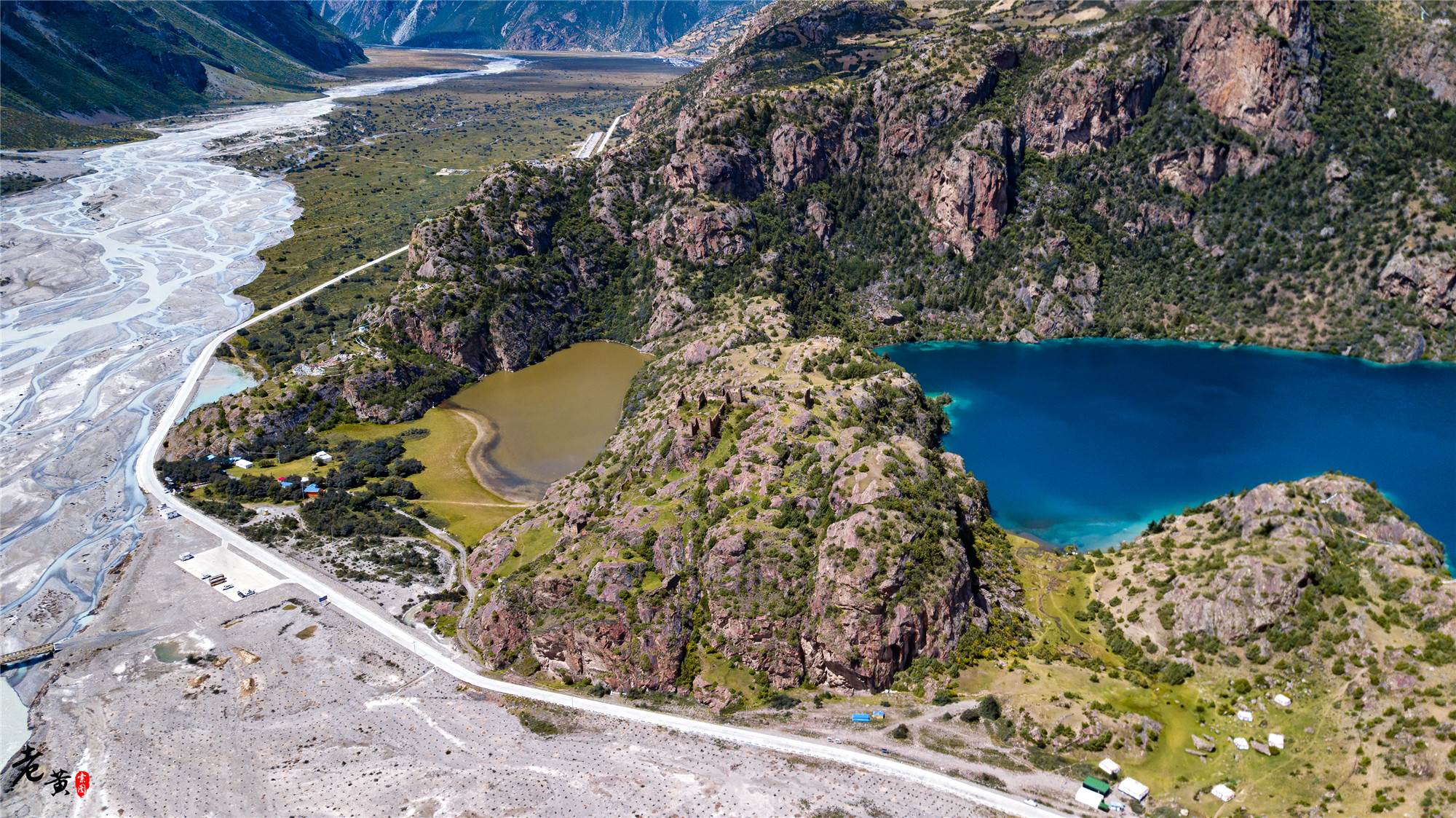 三色湖,位于昌都市边坝县,距离昌都邦达机场有340公里,车程大约7小时.