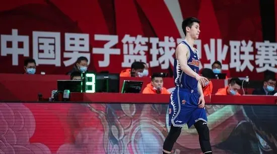 李添荣为什么打不上nba(赢了整整50分！现在的中国后卫太能扣！他明年会再冲NBA)