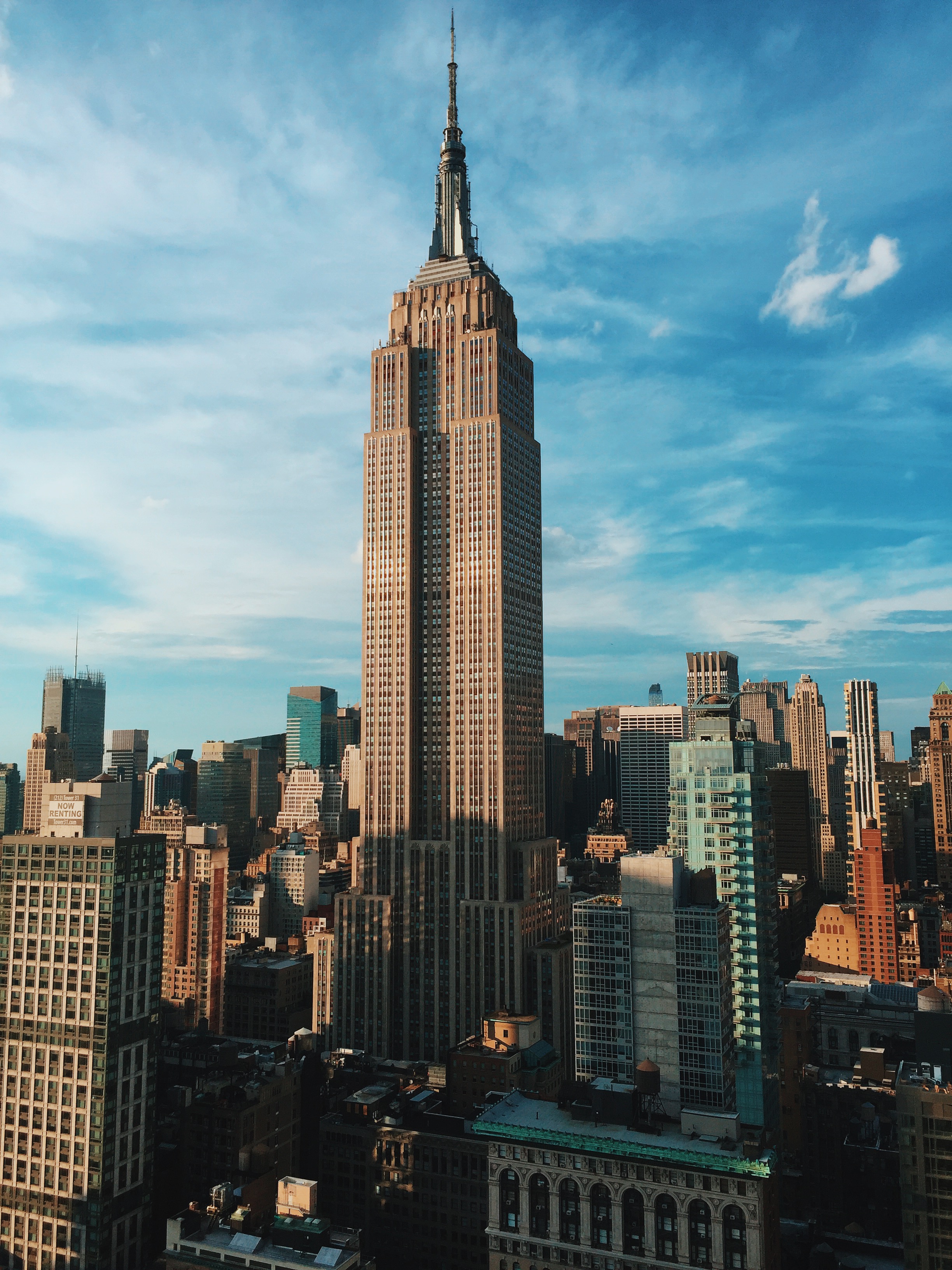 上海中心大厦632米高,刮台风时摆动超过1米4,烟花来了怎么办?